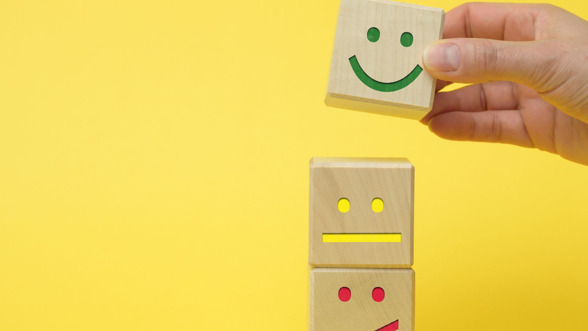 Aprenda a identificar e denunciar avaliações falsas para proteger sua reputação online e garantir decisões de compra mais seguras.